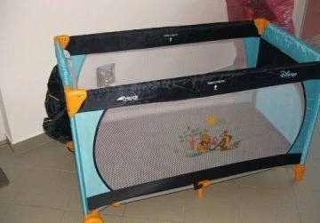 Hauck micimackós kerekes tárolós utazóágy BabaVár Baba és