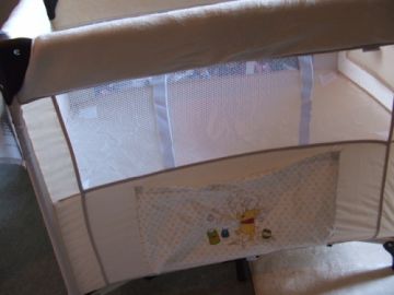 Hauck micimackós kerekes tárolós drapp utazóágy Hauck micimackós kerekes tárolós drapp utazóágy