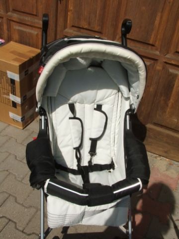 Herlag esernyőre csukható babakocsi krém/ fekete Herlag esernyőre csukható babakocsi krém/ fekete
